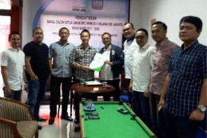 Ndinta Herry Pramana (tengah)